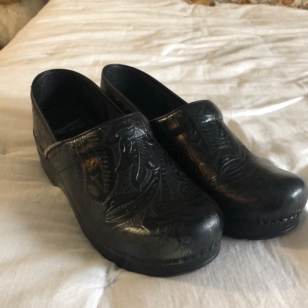 Dansko Nursing Clogs Size 39 Black tooled leather